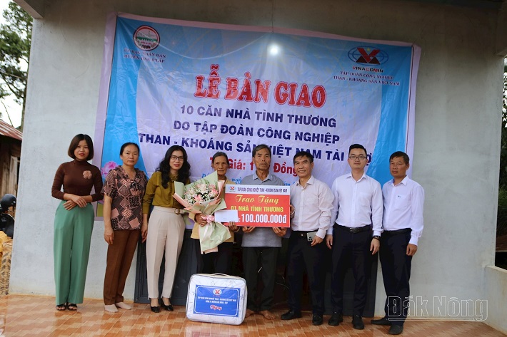 Trao tặng Nhà tình thương cho hộ gia đình khó khăn trên địa bàn huyện Đắk R'lấp