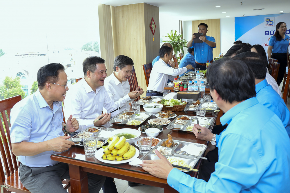 Ấm áp "Bữa cơm Công đoàn"