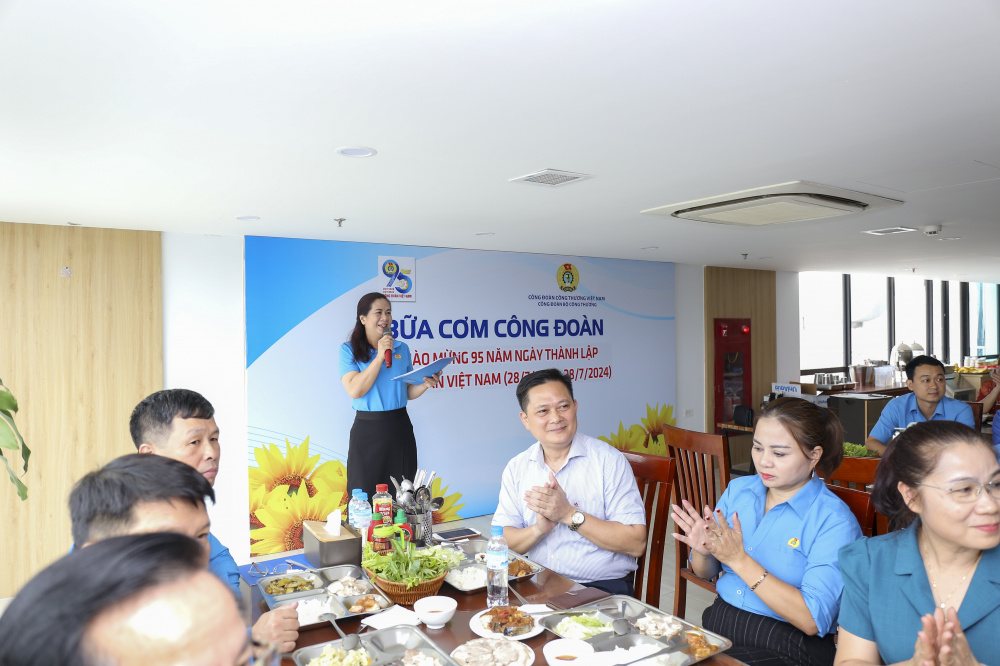 Ấm áp "Bữa cơm Công đoàn"
