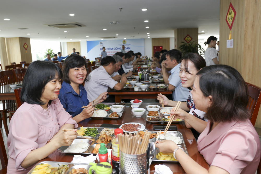 Ấm áp "Bữa cơm Công đoàn"