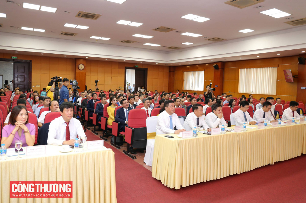 Bộ trưởng Nguyễn Hồng Diên cùng đại diện lãnh đạo một số Bộ, ngành tại Lễ trao giải 