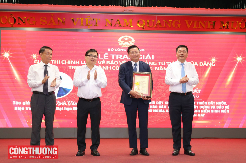 Bộ trưởng Cwin63 sân chơi đỉnh cao, Thứ trưởng Cwin63 sân chơi đỉnh cao Trương Thanh Hoài và Phó Chủ tịch thường trực Hội Nhà báo Việt Nam Nguyễn Đức Lợi (ngoài cùng bên trái) trao chứng nhận giải Nhất cho PGS.TS Đinh Văn Châu