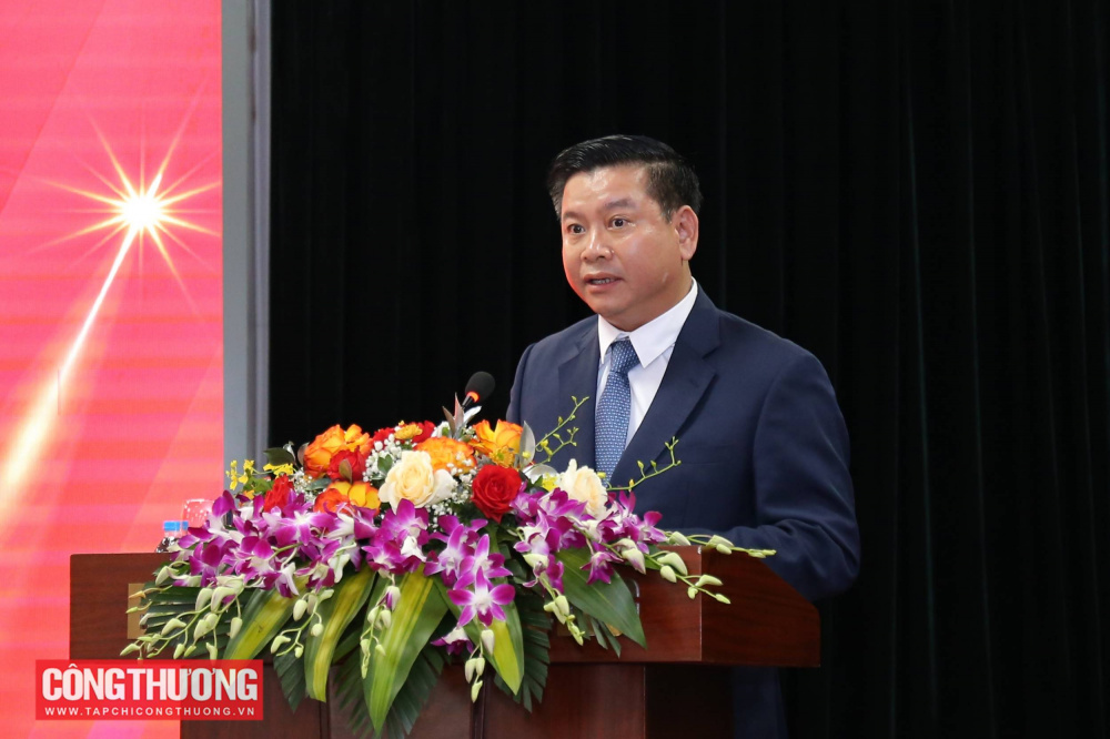 PGS.TS Đinh Văn Châu đại diện cho các tác giả đoạt giải phát biểu tại Lễ trao giải