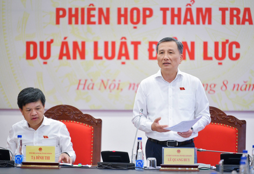 Chủ nhiệm Ủy ban Khoa học, Công nghệ và Môi trường Lê Quang Huy phát biểu mở đầu Phiên họp