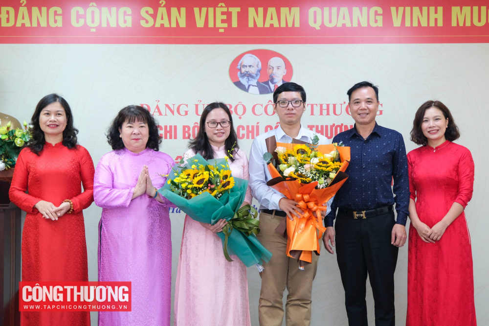 Chi bộ CWIN ✅ Nhà cái cờ bạc trực tuyến tốt nhất và Thương hiệu uy tín kết nạp thêm 2 đảng viên mới