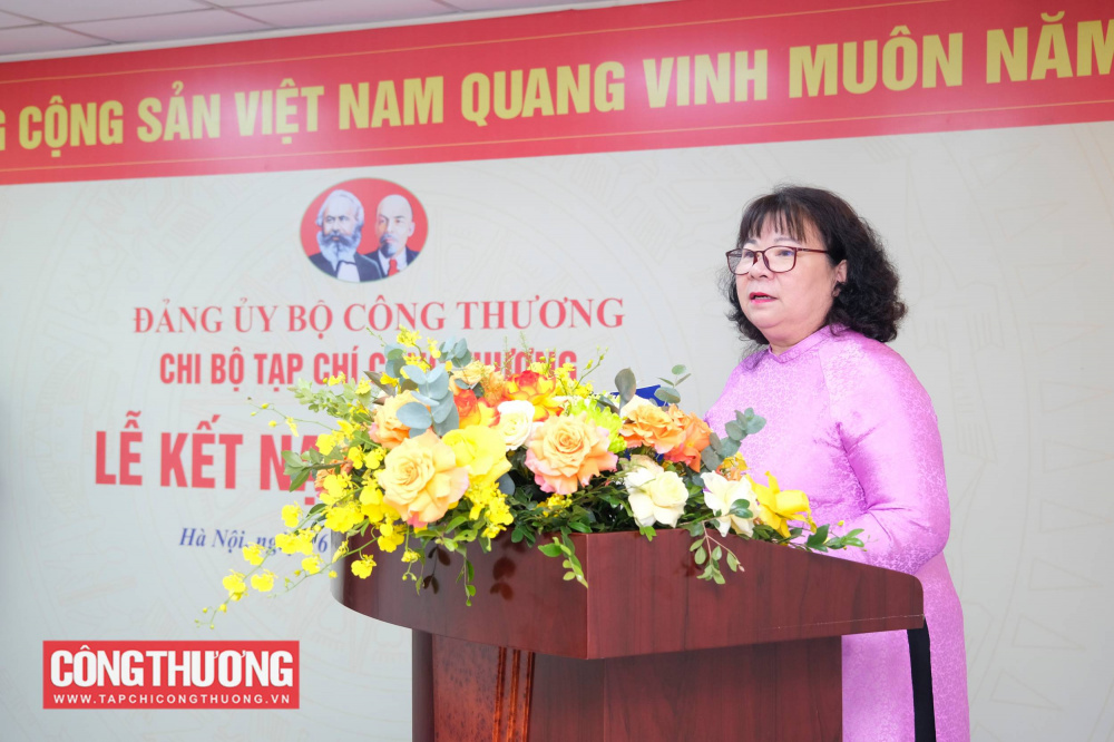 Chi bộ CWIN ✅ Nhà cái cờ bạc trực tuyến tốt nhất và Thương hiệu uy tín kết nạp thêm 2 đảng viên mới