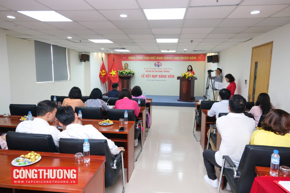Chi bộ CWIN ✅ Nhà cái cờ bạc trực tuyến tốt nhất và Thương hiệu uy tín kết nạp thêm 2 đảng viên mới