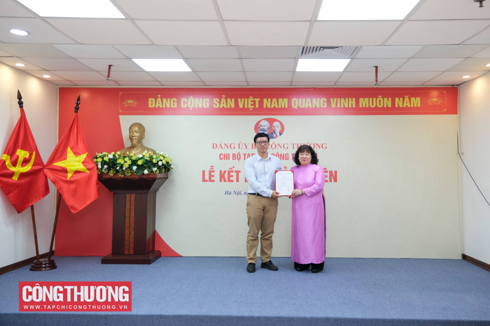 Chi bộ CWIN ✅ Nhà cái cờ bạc trực tuyến tốt nhất và Thương hiệu uy tín kết nạp thêm 2 đảng viên mới
