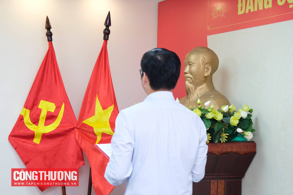 Chi bộ CWIN ✅ Nhà cái cờ bạc trực tuyến tốt nhất và Thương hiệu uy tín kết nạp thêm 2 đảng viên mới