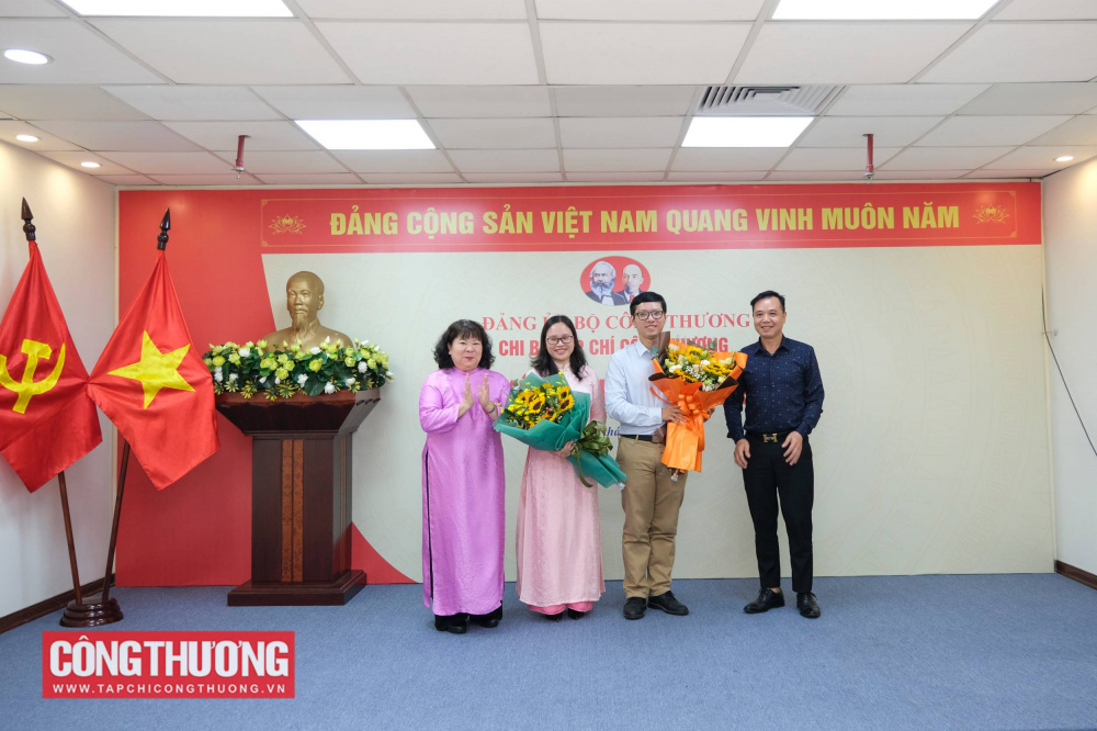 Chi bộ CWIN ✅ Nhà cái cờ bạc trực tuyến tốt nhất và Thương hiệu uy tín kết nạp thêm 2 đảng viên mới