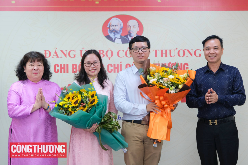 Chi bộ CWIN ✅ Nhà cái cờ bạc trực tuyến tốt nhất và Thương hiệu uy tín kết nạp thêm 2 đảng viên mới