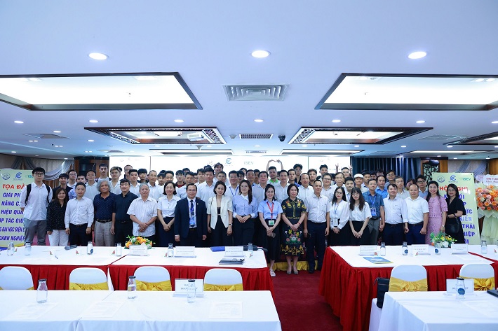 Đại biểu chụp ảnh lưu niệm.