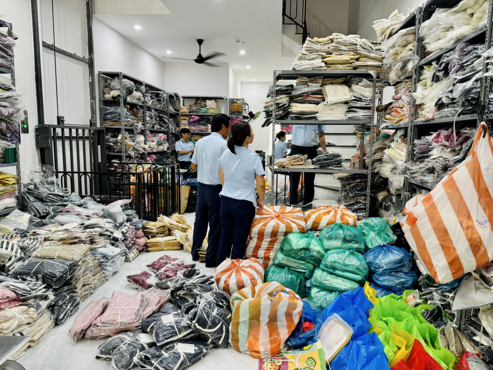 Địa điểm kinh doanh quần áo may sẵn các loại có dấu hiệu kinh doanh Cwin Đăng Ký + 1888k nhập lậu trên địa bàn quận Cẩm Lệ,thành phố Đà Nẵng