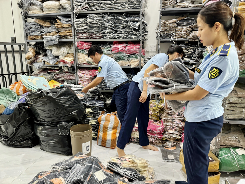 Thành viên Đoàn kiểm tra thực hiện kiểm tra tại Hộ kinh doanh N.N. L