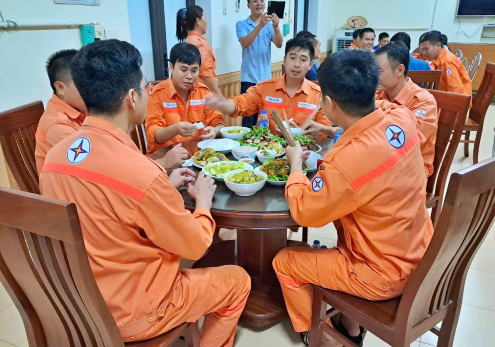 thưởng thức bữa cơm 