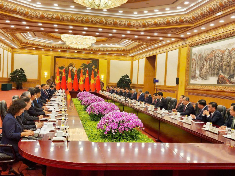 Tại Đại lễ đường Nhân dân ở Thủ đô Bắc Kinh, ngay sau Lễ đón cấp Nhà nước, Tổng Bí thư, Chủ tịch nước Tô Lâm hội đàm với Tổng Bí thư, Chủ tịch nước Trung Quốc Tập Cận Bình