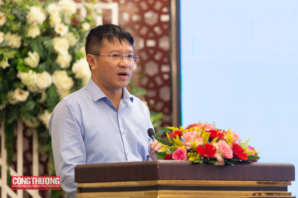 Đại biểu trình bày tại Hội thảo tìm hiểu về Luật tài nguyên nước