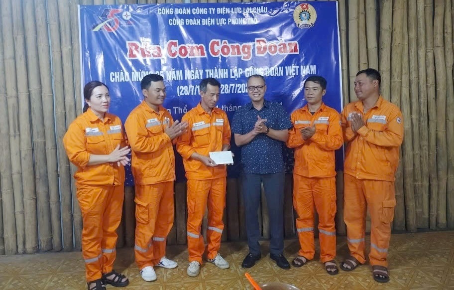 Lãnh đạo PC Lai Châu tặng quà cho tổ trực Dào San Điện lực Phong Thổ tại “Bữa cơm Công đoàn”