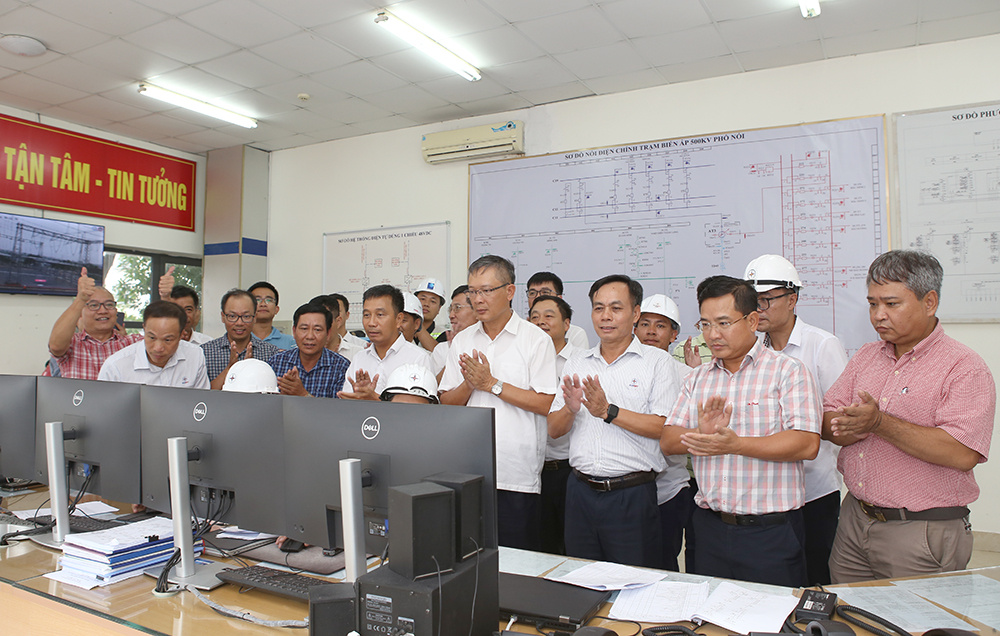 Vào lúc 17h30 phút, ngày 19/8/2024, Tổng công ty Truyền tải điện Quốc gia, Ban QLDA các công trình điện miền Bắc (NPMB) phối hợp với các đơn vị liên quan đóng điện thành công 2 mạch đường dây 500kV mạch 3 cung đoạn NMNĐ Nam Định 1 - Phố Nối.