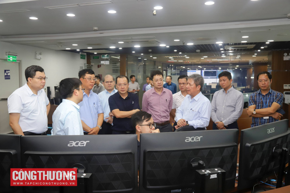 Thứ trưởng Trương Thanh Hoài thăm phòng điều khiển tại NSMO