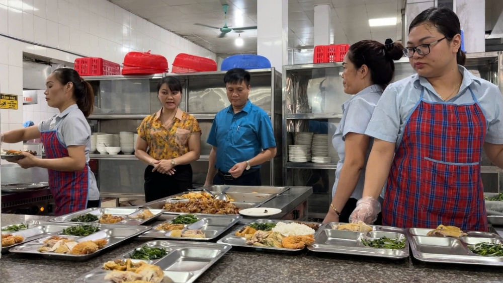 Description: Bữa cơm Công đoàn - hành động thiết thực thể hiện sự quan tâm của Công ty  Than Thống Nhất