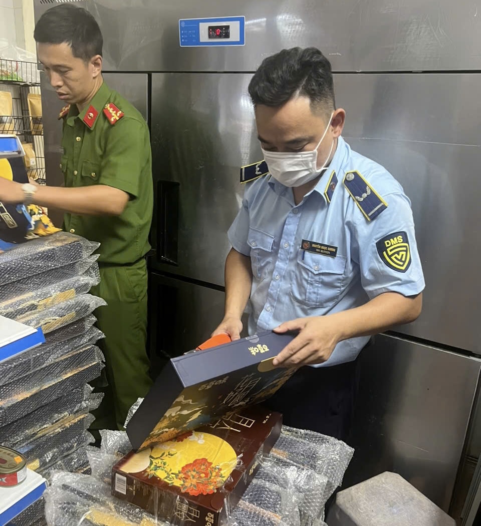 Phát hiện hơn 1.400 bánh trùn thu và 1.200 bao thuốc lá Cwin là sân chơi cá cược trực tuyến tại Việt Nam tại Hà Đông