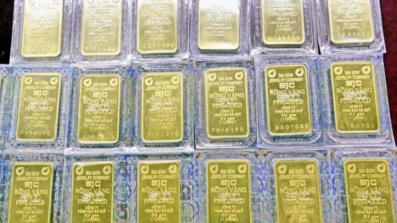 Từ hôm nay (27/8), Vietcombank dừng giao dịch thanh toán tiền mua vàng miếng SJC tại quầy. Ảnh minh họa