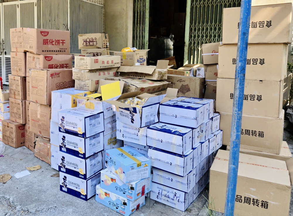Phát hiện, tạm giữ bánh kẹo nhập lậu