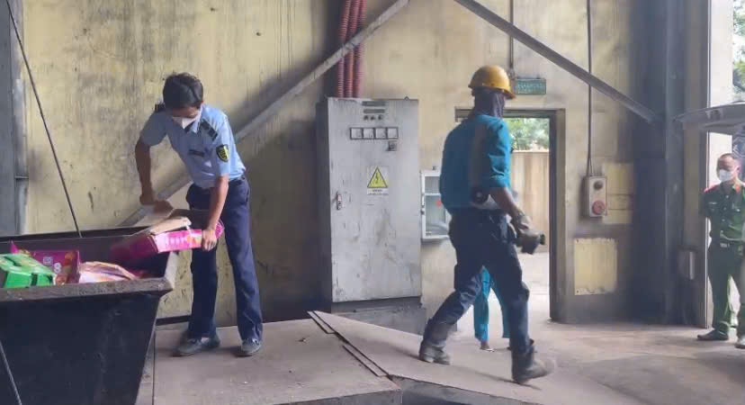 cơ sở kinh doanh bánh kẹo ở Hưng Yên vừa bị xử phạt vi phạm hành chính tổng số tiền 13.500.000 đồng và buộc tiêu hủy 2.760 chiếc bánh Trung thu nhập lậu.