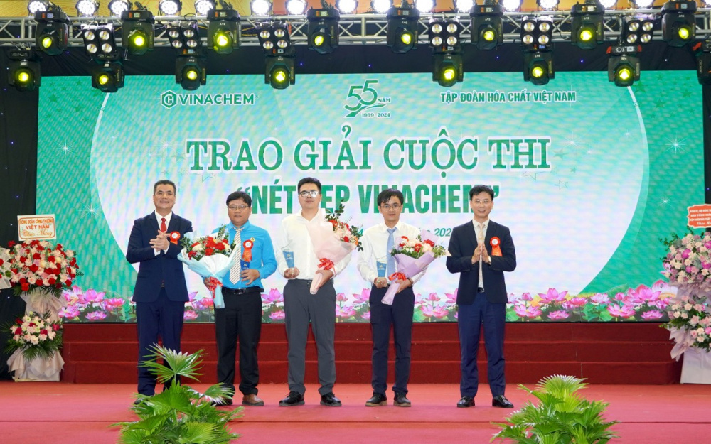hình ảnh trao giải