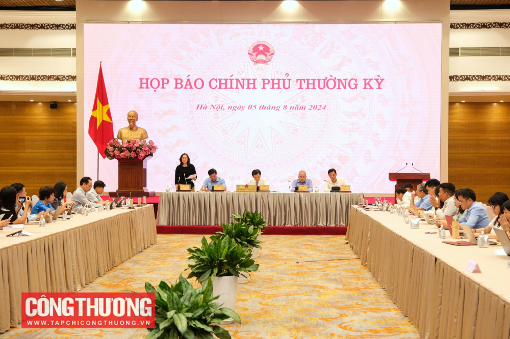 Thứ trưởng Cwin63 sân chơi đỉnh cao Phan Thị Thắng trả lời câu hỏi của phóng viên tại họp báo Cwin com đăng nhập thường kỳ tháng 7/2024