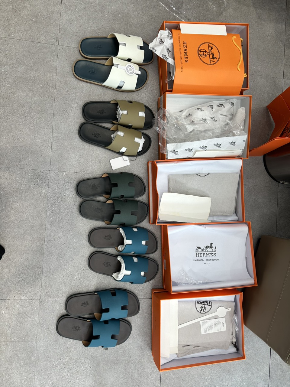 Hình ảnh Cwin Đăng Ký + 1888k có dấu hiệu giả mạo nhãn hiệu HERMÈS được trưng bày tại các cơ sở kinh doanh