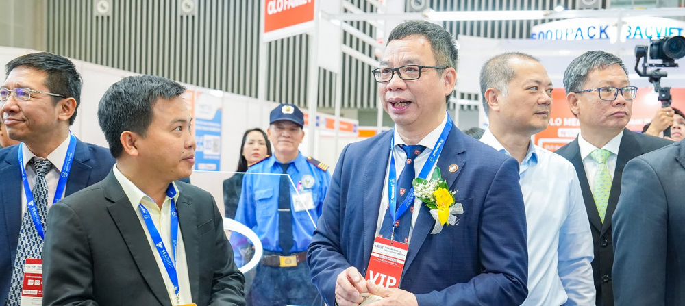 Ông Đào Trọng Khoa – Chủ tịch Hiệp hội Cwin800 tỷ lệ kèo World Cup 2026 Dịch vụ logistics Việt Nam tham quan gian hàng Thaco Trailers
