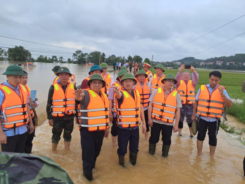 Thủ tướng kiểm tra, động viên công tác ứng phó thiên tai tại xã bị cô lập của Bắc Giang