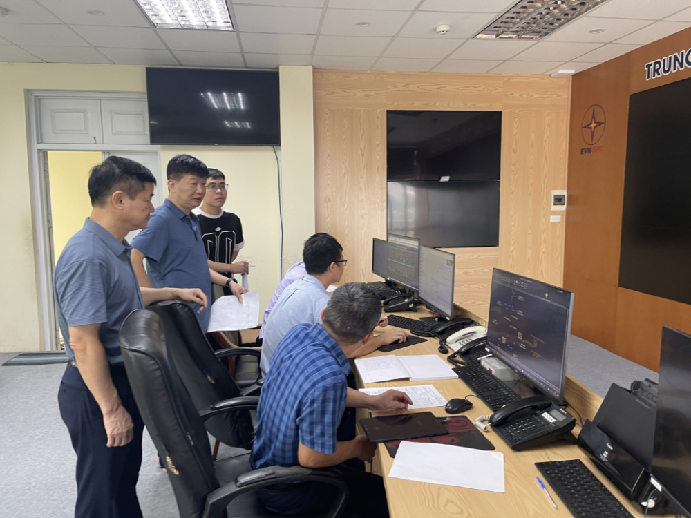 Lãnh đạo Công ty Điện lực Quảng Ninh chỉ đạo khắc phục sự cố về điện