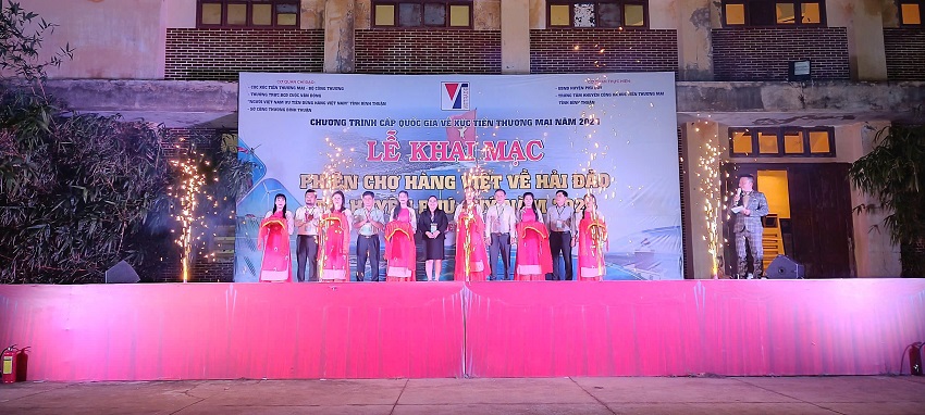 Nghi thức cắt băng khai mạc Phiên chợ