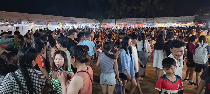 Cổng chào Phiên chợ hàng Việt về hải đảo tại huyện Phú Quý