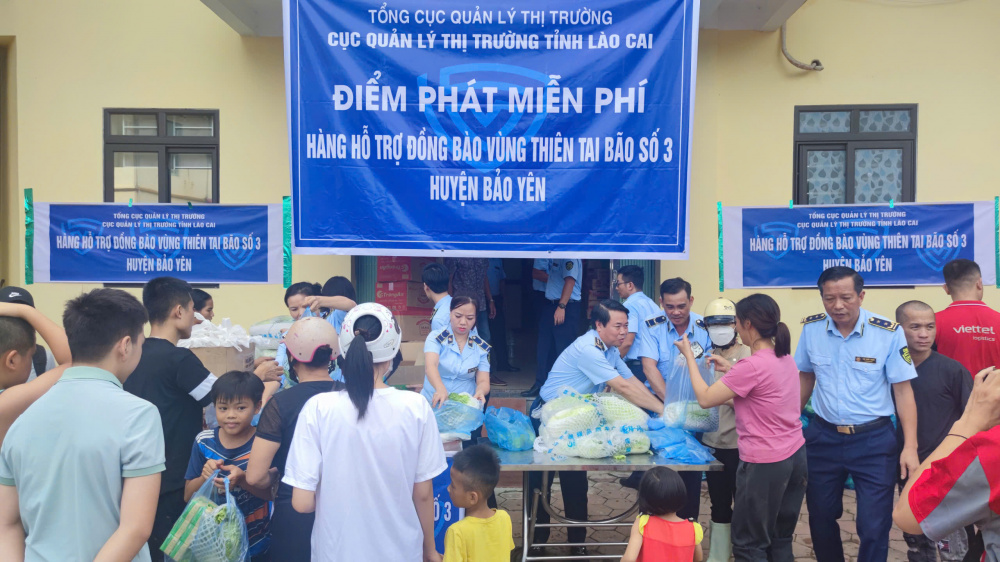 bà con vùng lũ