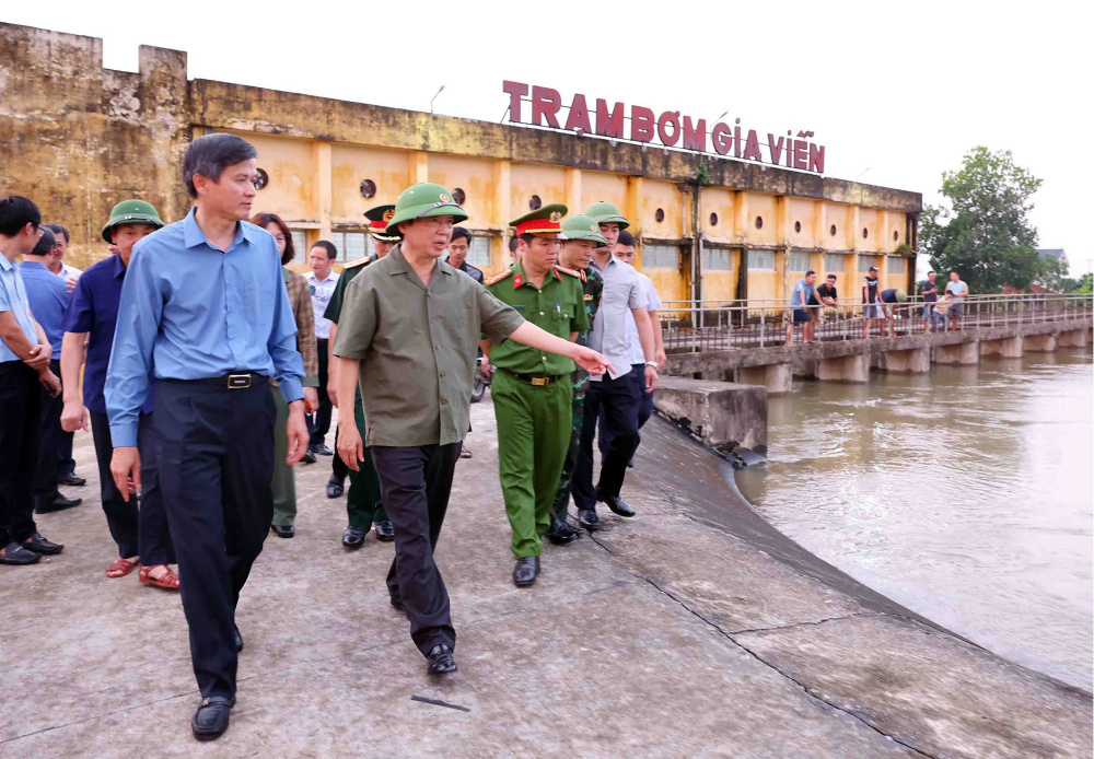 Ninh Bình: Phó Thủ tướng Cwin com đăng nhập Trần Hồng Hà kiểm tra thực tế đê Hoàng Long