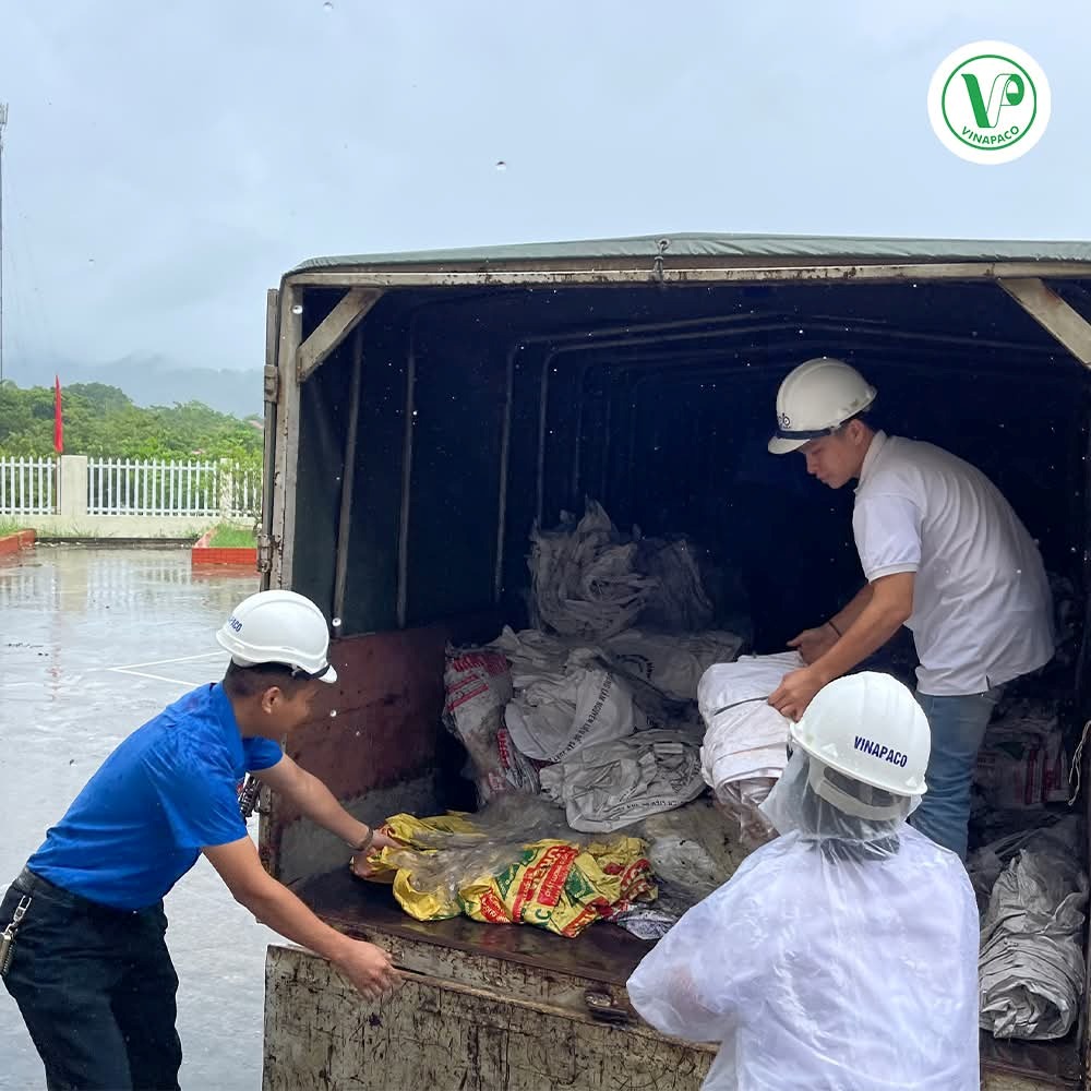 vận chuyển bao tải đất để chèn đê