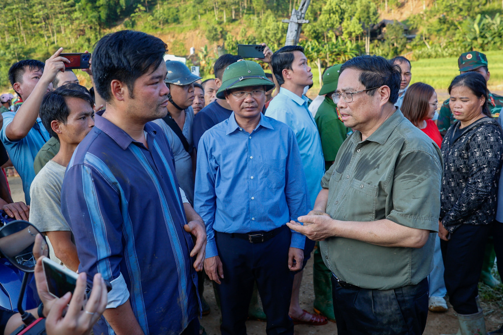 Thủ tướng hỏi thăm, động viên anh Hoàng Văn Voi (35 tuổi), người có vợ, con trai 12 tuổi chết trong vụ sạt lở. Mẹ đẻ và anh trai anh Voi hiện vẫn mất tích