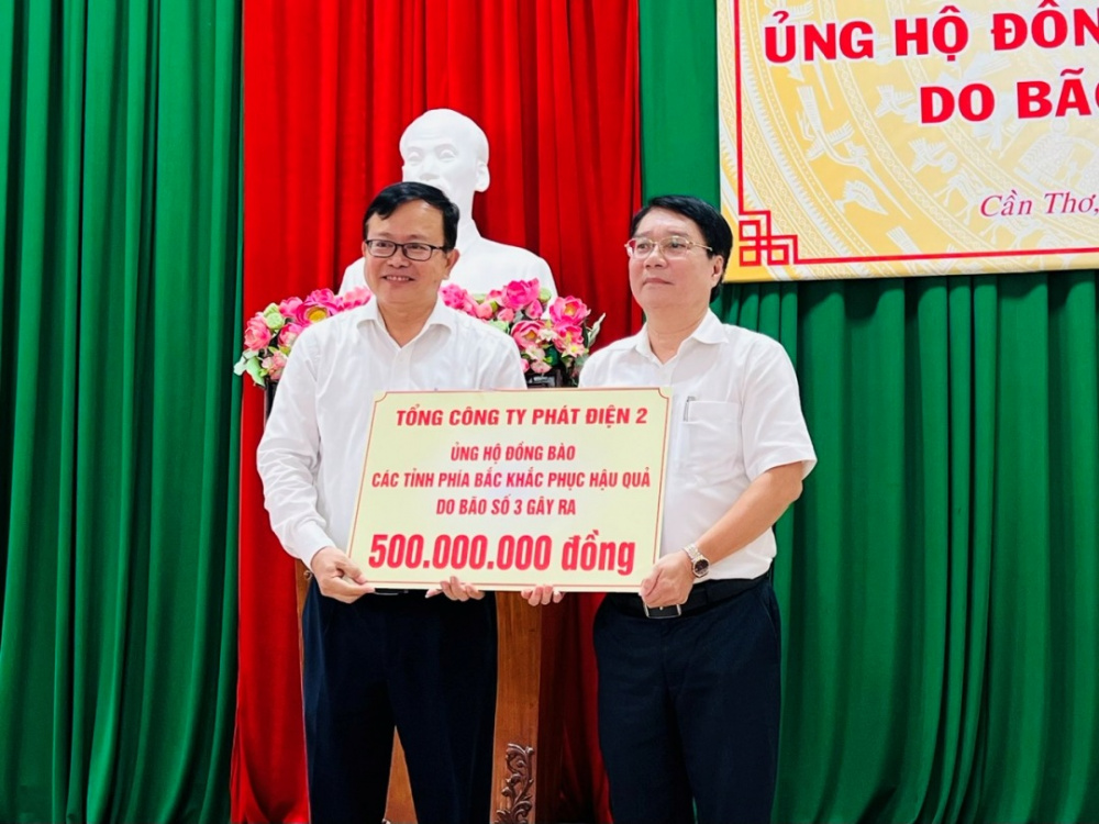 Đại diện Tổng Công ty Phát điện 2 trao hỗ trợ