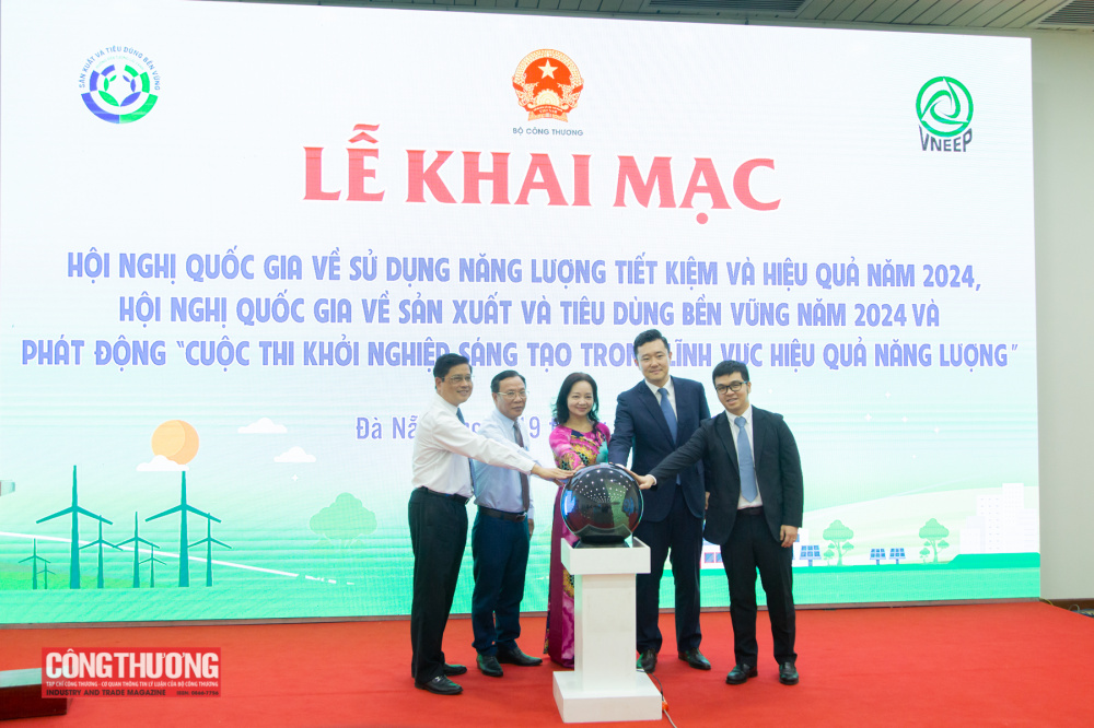 Các đại biểu thực hiện nghi thức phát động cuộc thi khởi nghiệp sáng tạo trong lĩnh vực hiệu quả năng lượng.