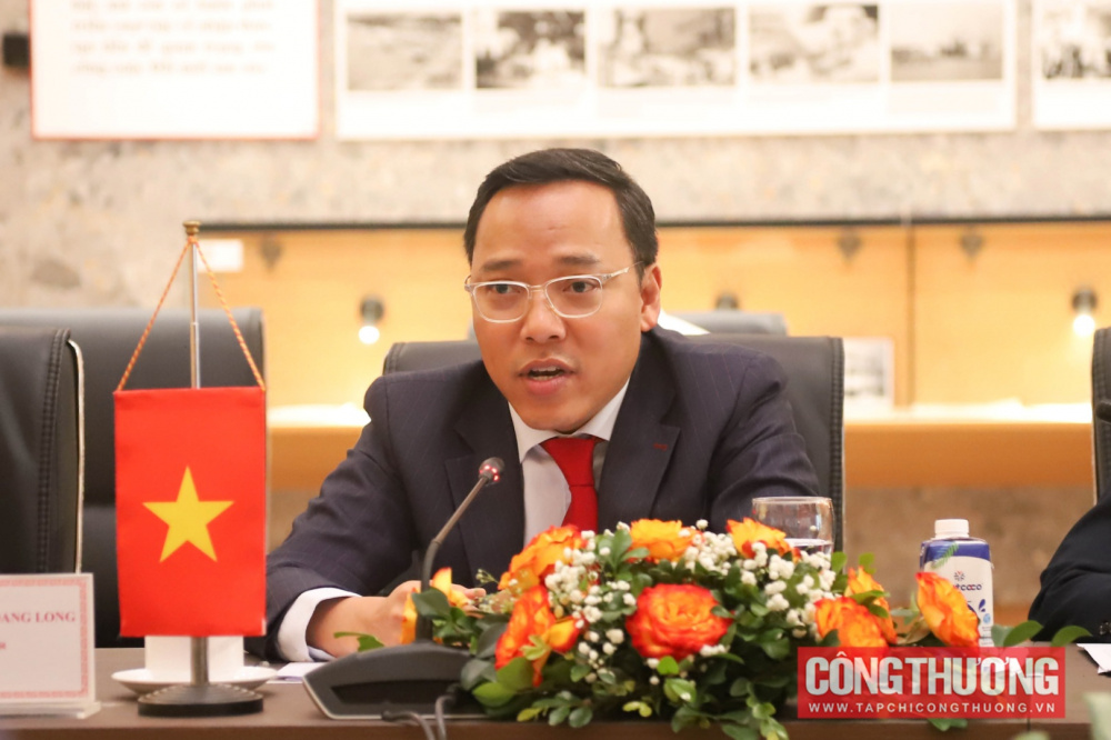 Thứ trưởng Nguyễn Hoàng Long
