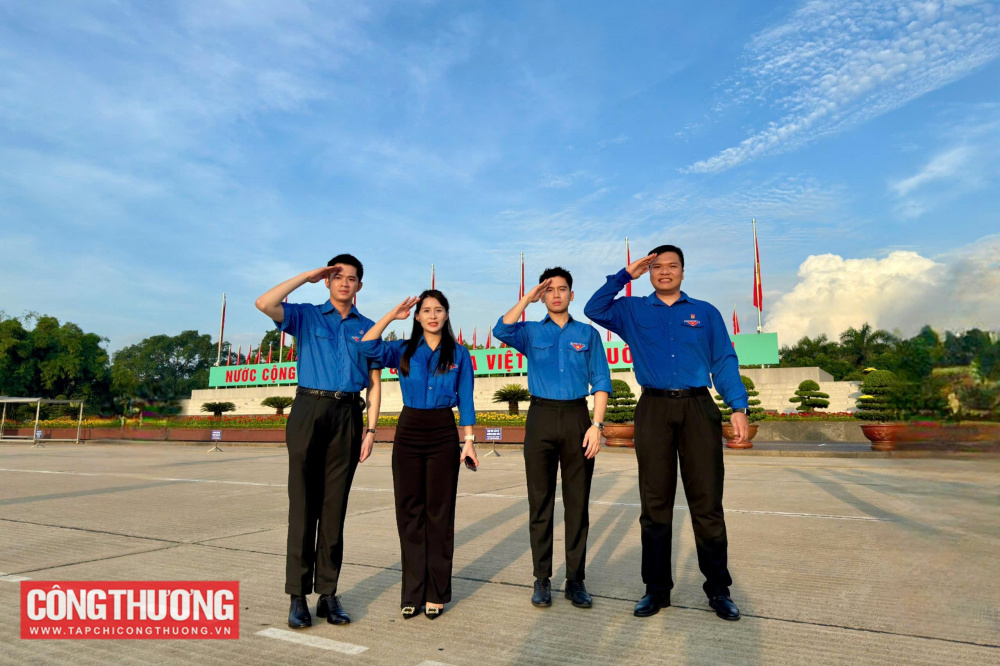 Thanh niên Cwin63 sân chơi đỉnh cao tham gia lễ thượng cờ chào mừng Quốc khánh