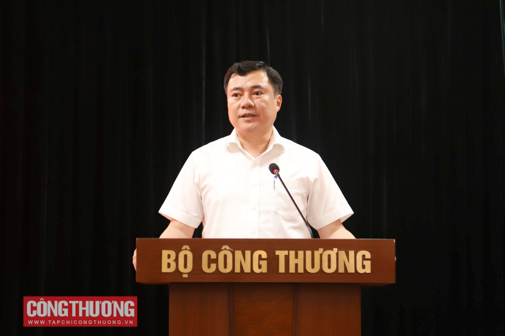 Thứ trưởng Nguyễn Sinh Nhật Tân