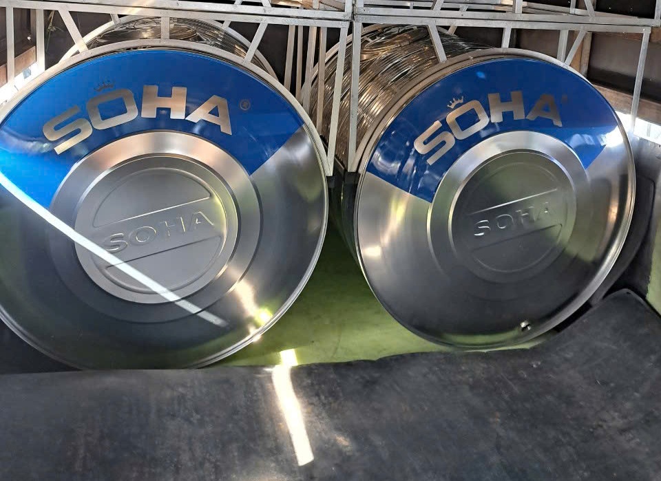 Trên thân bồn chứa nước inox còn dập nhãn hiệu SOHA, theo kết luận giám định Sở hữu Cwin là sân chơi cá cược trực tuyến tại Việt Nam của Viện Khoa hoạc Sở hữu Trí tuệ chi tiết này có dấu hiệu xâm phạm quyền đối với nhãn hiệu SONHA