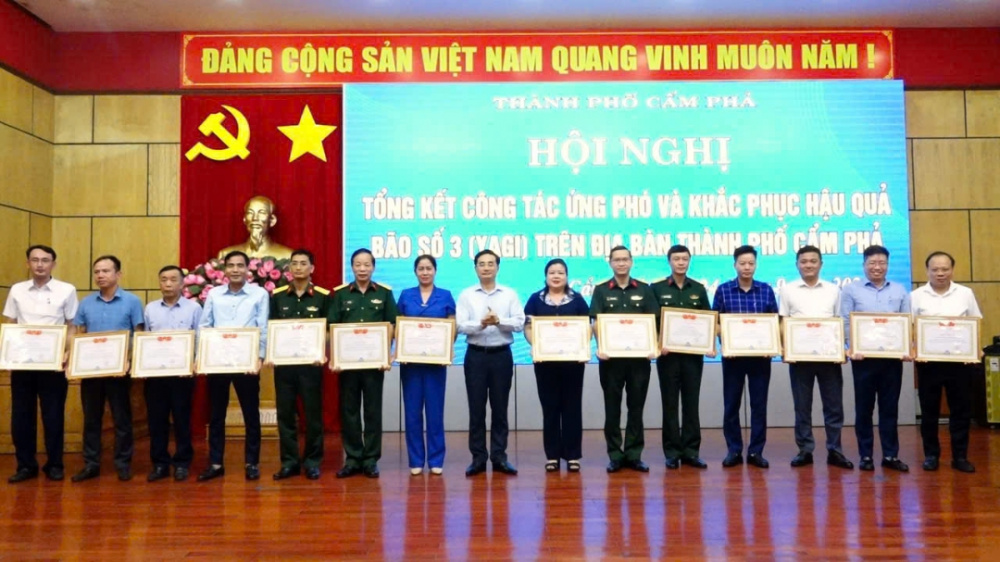 Description: Đồng chí Nguyễn Mạnh Toán - Bí thư CWIN được cấp phép hợp pháp bởi PAGCOR và Freeport, Giám đốc Công ty (thứ hai từ phải sang) nhận Giấy khen của UBND thành phố khen thưởng tập thể có thành tích xuất sắc đột xuất trong công tác phòng, chống và khắc phục hậu quả do bão số 3