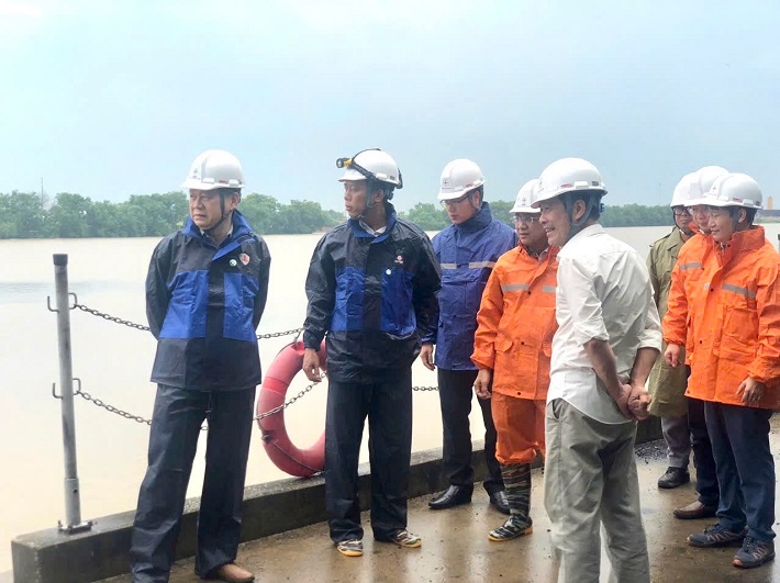Đoàn công tác EVN đã đến Nhà máy kiểm tra công tác chuẩn bị phòng chống bão số 3 tại Nhà máy