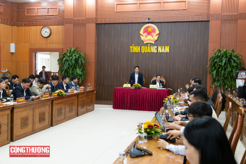 Ông Lê Văn Dũng, Chủ tịch UBND tỉnh Quảng Nam, và ông Trần Nam Hưng, Phó Chủ tịch UBND tỉnh, chủ trì buổi họp báo